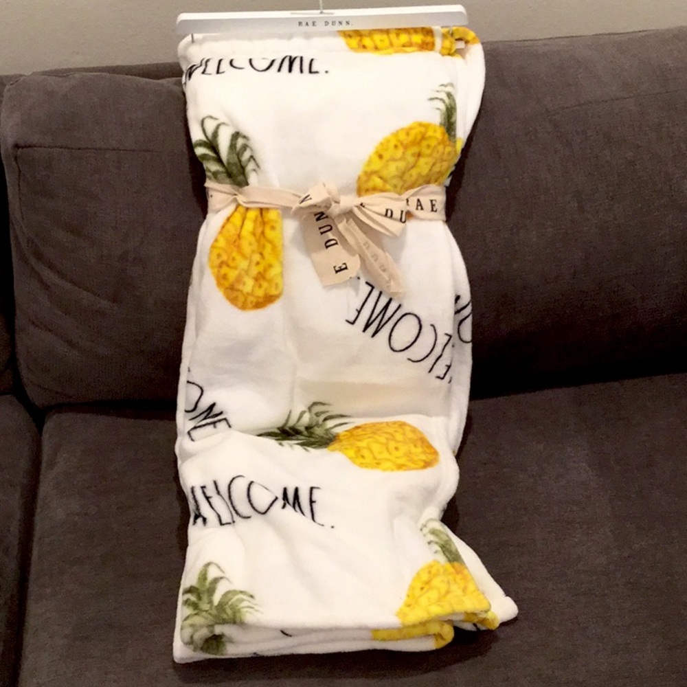 Rae Dunn WELCOME Pineapple plush Blanket🍍